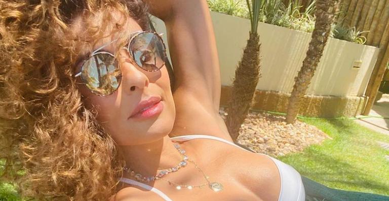 Juliana Paes surge praticando stand up paddle em bela paisagem e fãs elogiam: ”Linda como sempre!”