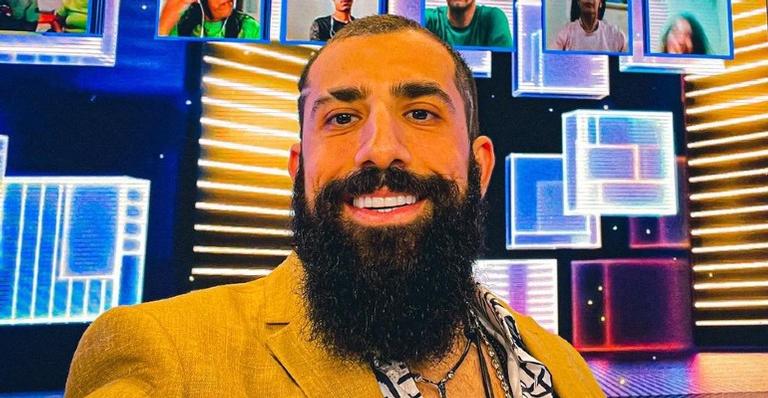 Kaysar Dadour tira foto engraçada com seu papagaio e brinca: ”Minha perfeita metade”