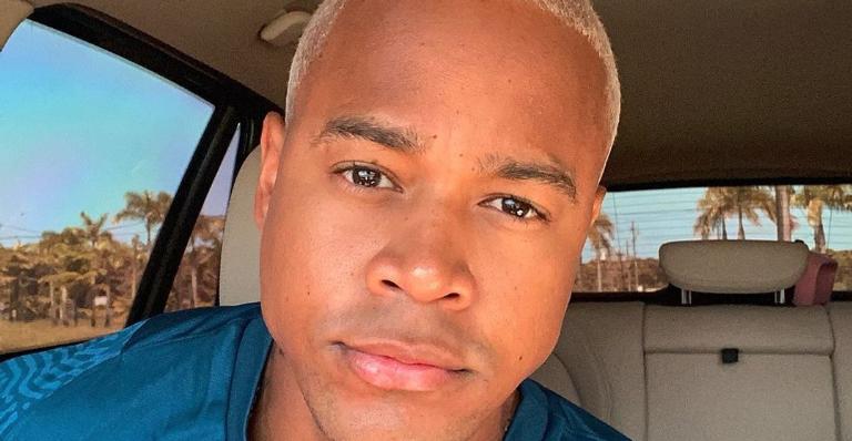 Léo Santana posa coladinho com sua família durante viagem