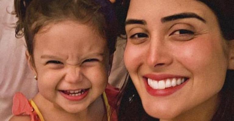 Letícia Almeida toma banho de sol ao lado da filha, Madalena: ”Vit D”