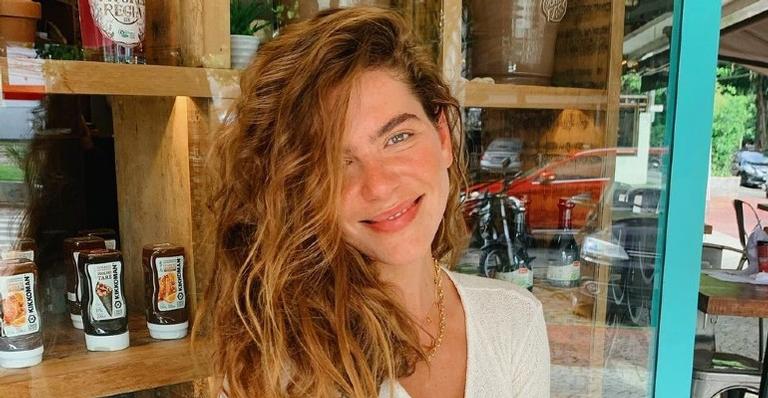 Mariana Goldfarb aparece fazendo topless enquanto toma sol e deixa os internautas babando