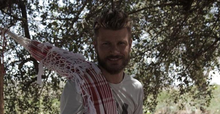 Descamisado, Rodrigo Hilbert surge em registro tomando sol e brinca: ”Vitaminando”