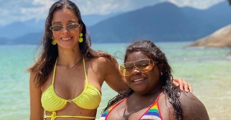 Na praia, Vera Viel e Jojo Todynho esbanjam suas curvas e arrancam elogios: ”Duas lindas!”