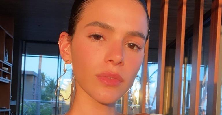 Bruna Marquezine empina o bumbum e exibe corpão em foto de biquíni