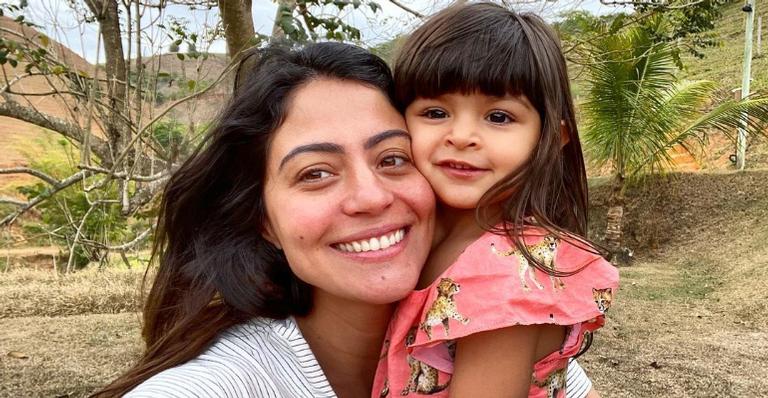 Carol Castro relembra clique antigo ao lado da filha, Nina: ”Como passa rápido!”