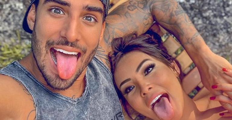 Carol Nakamura posa com o marido e se declara