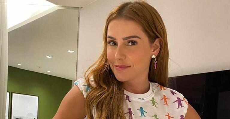 Deborah Secco aposta em biquíni fio dental branco e impressiona ao exibir bumbum empinado