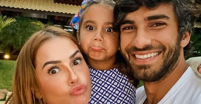 Deborah Secco, Hugo Moura e Maria Flor posam para clique perfeito durante passeio de barco