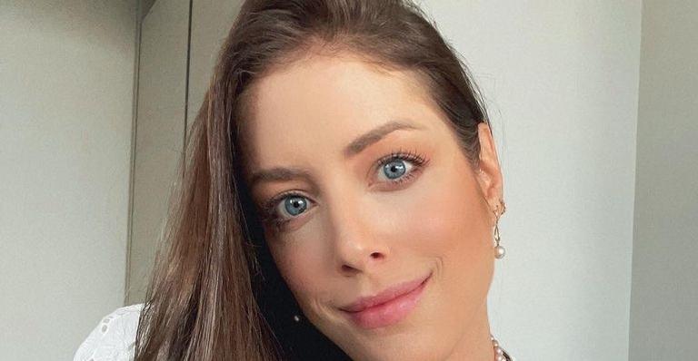 Fabiana Justus encanta ao mostrar as filhas gêmeas na praia: ”Fofura”