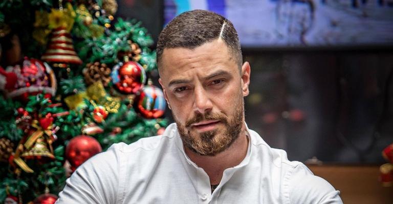Felipe Titto é elogiado após publicar clique usando apenas um lençol: ”Meu sonho”