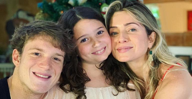 Letícia Spiller relembra clique encantador de seu Natal em família: ”Momento de amor”