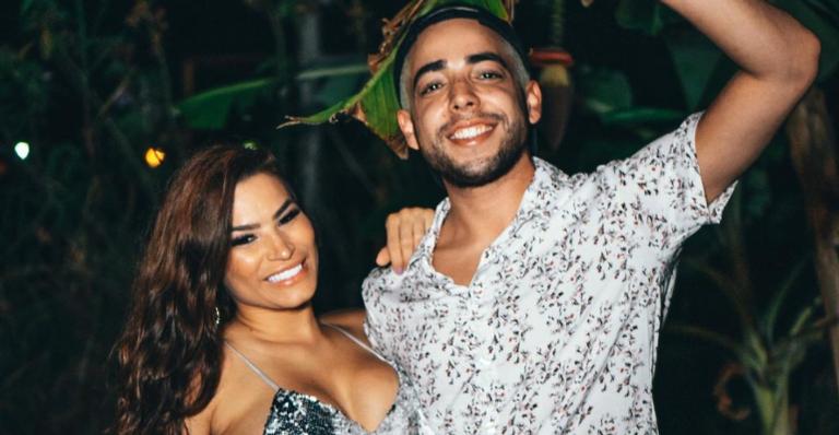Em clima de romance, Lucas Selfie surge dando beijão em Raissa Barbosa: ”Parceiros de after”