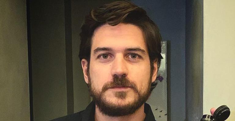 Marco Pigossi compartilha trailer da sua série na Netflix e fãs se animam