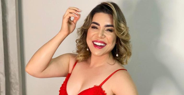 Naiara Azevedo arranca elogios da web ao posar com belo vestido vermelho: ”Tão perfeita!”
