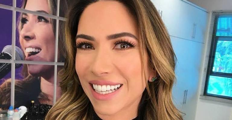 Patrícia Abravanel aparece na praia e mostra a filha em clique raro
