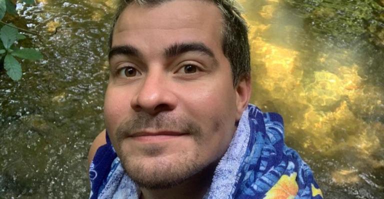 Thiago Martins posa em bela paisagem de Fernando de Noronha: ”Sempre na área”