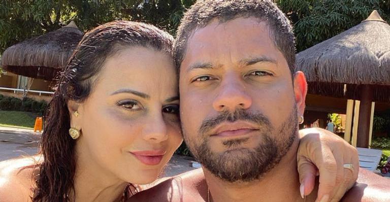 Sorridente, Viviane Araujo publica clique com o namorado na praia: ”Gargalhada bem gostosa”