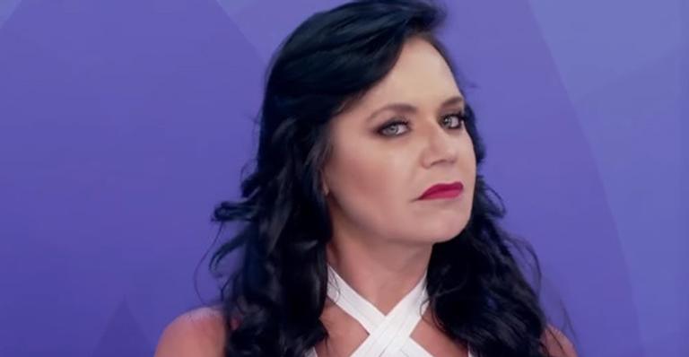 Aos 56 anos, Flor Fernandez surpreende ao mostrar boa forma de top e shorts