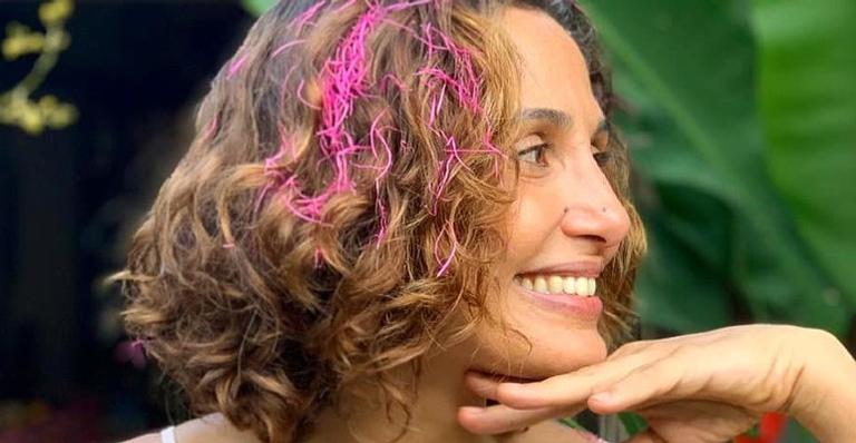 Camila Pitanga publica sequência de cliques depois de nadar em alto mar