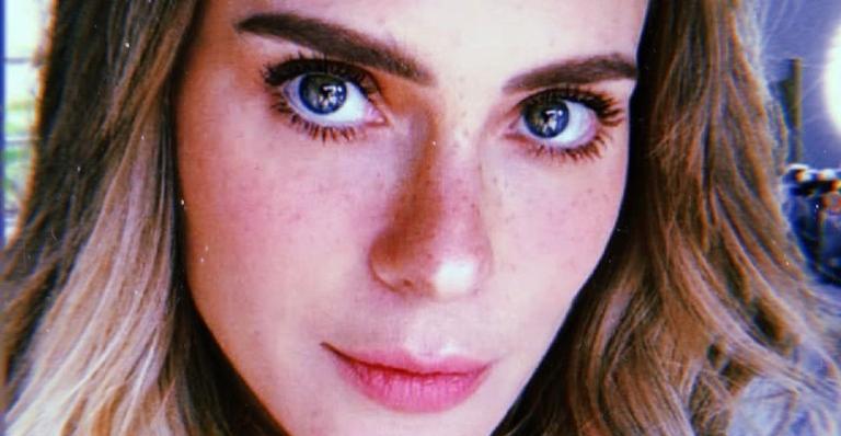 Carolina Dieckmann posa com uma folha em sua testa e conquista a web: ”Continua linda”