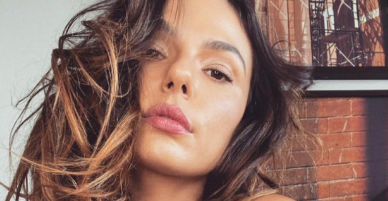 Isis Valverde surge de biquíni rosa neon em cliques no espelho e deixa os internautas babando