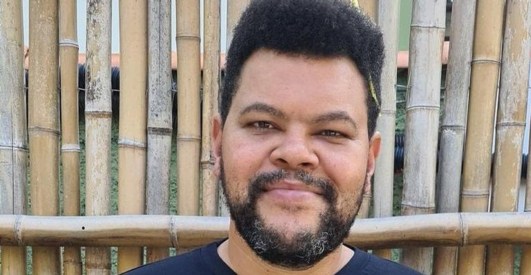 De maquiagem, Babu Santana posa de saia: ”Quebrar paradigmas e homenagear mulheres”
