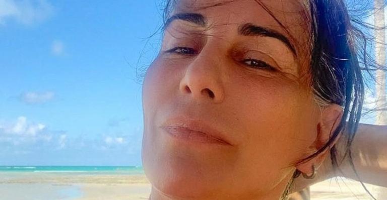 Gloria Pires surge com expressão facial reflexiva em clique e pede: ”Que seja leve”