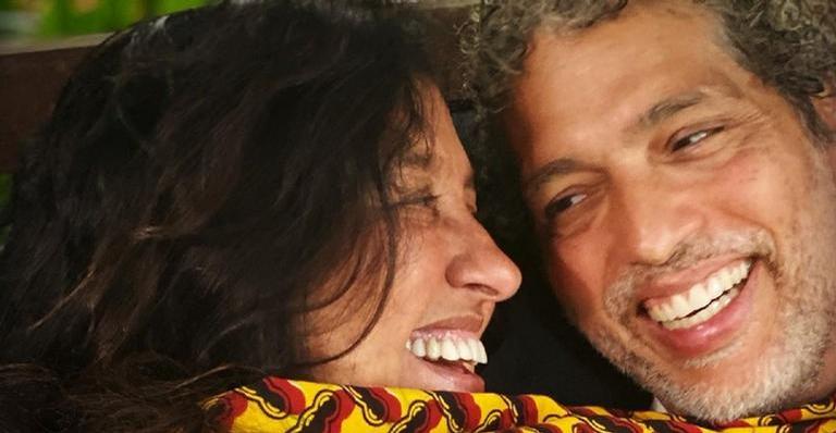 Regina Casé posa com o marido em meio à natureza: ”Sextou na cachoeira”