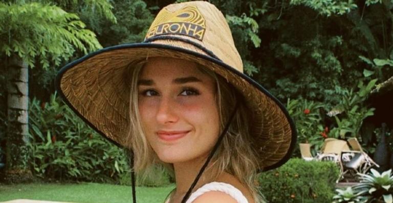 Sasha Meneghel conquista as redes sociais ao aparecer tomando uma água de coco em fotos