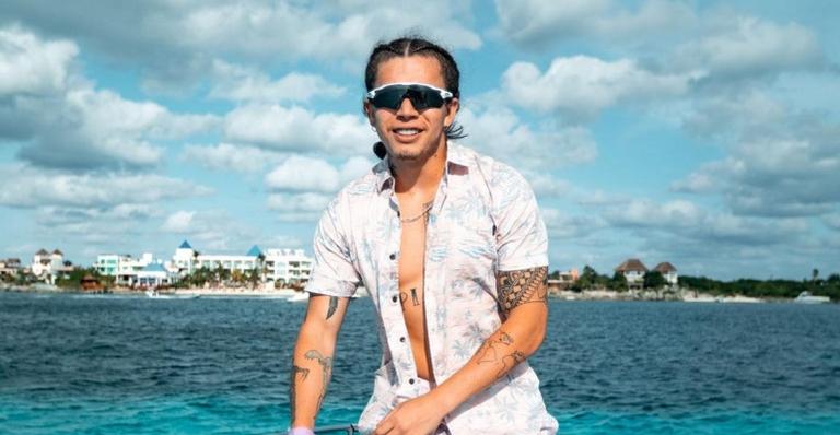 Whindersson Nunes aparece colocadinho com a namorada em passeio de barco: ”Sereio”