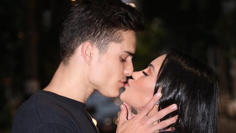 Ex-BBB Flay aparece sentada no colo do namoro em clique divertido: ”Sonho de todo maquiador”