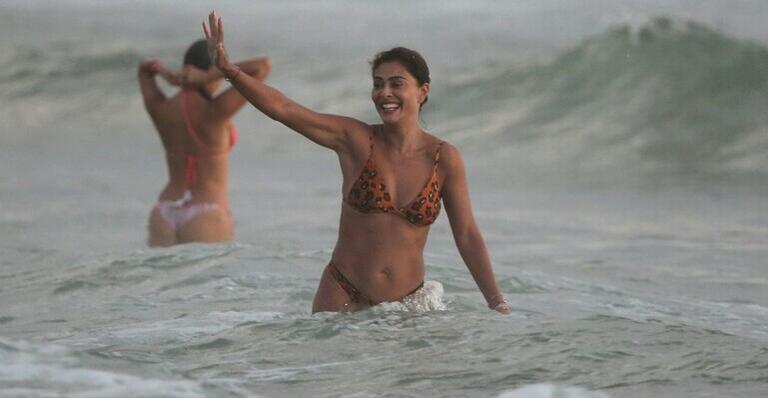Em dia na praia com amigos, Juliana Paes exibe corpão torneado e chama atenção