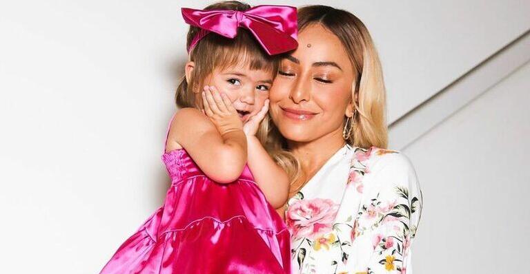 Em hotel luxuoso, Sabrina Sato aproveita piscina com a filha e encanta: ”Lindas”