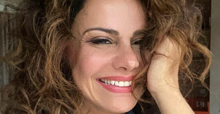 De biquíni fininho, Viviane Araújo ostenta corpão em selfie e impressiona: ”Linda!”