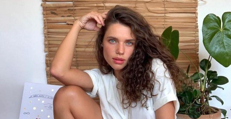 Bruna Linzmeyer rouba a cena ao posar coladinha com a namorada em meio à natureza