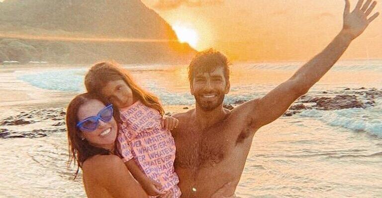 Após três anos, Deborah Secco refaz clique em família no mesmo lugar: ”Reviver bons momentos”
