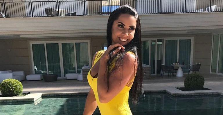 Graciele Lacerda exibe bumbum coberto de areia de perto e impressiona