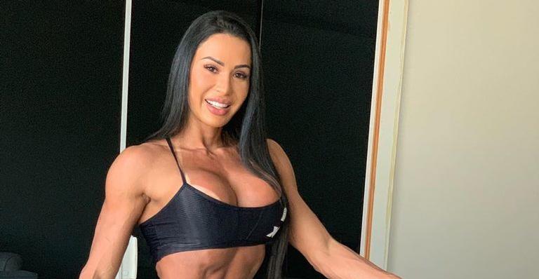 Na praia, Gracyanne Barbosa usa cocos para tapar os seios e chama atenção
