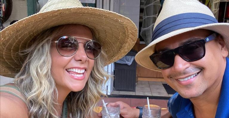 Carla Perez e Xanddy recebem elogios dos fãs ao posar coladinhos em cliques no mar: ”Tão lindos!”