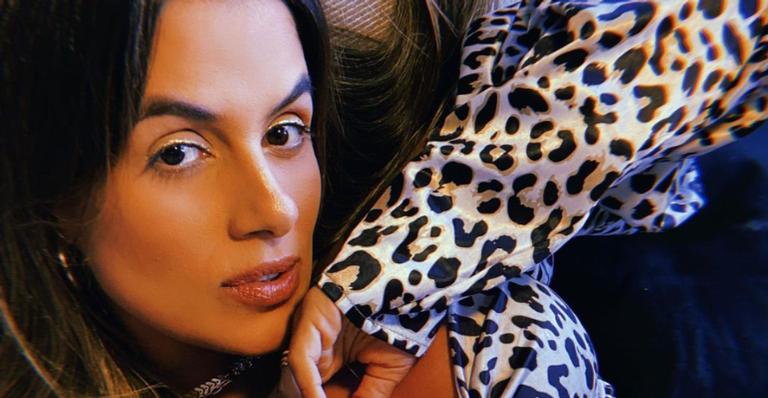 Carol Peixinho esquece roupa de ginástica em casa e improvisa no look da malhação