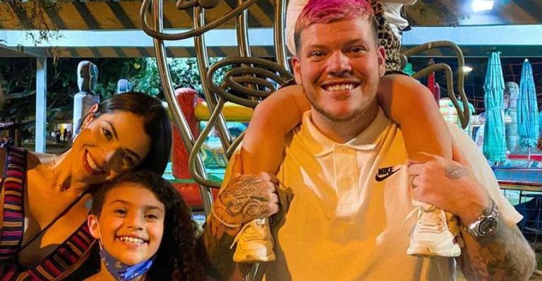 Ferrugem posa com a esposa e a filha mais velha e brinca: ”A beleza delas, merecia a minha feiura”