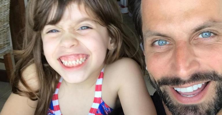 Henri Castelli encanta ao comemorar aniversário da filha: ”Papai estará sempre aqui”
