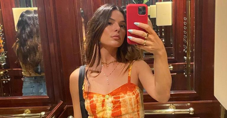 Isis Valverde chama atenção da web ao posar deitada em árvore em cenário paradisíaco: ”Perfeição”