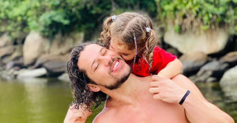 José Loreto se derrete ao flagrar filha tocando piano: ”Melhor pianista que meu coração já sentiu”