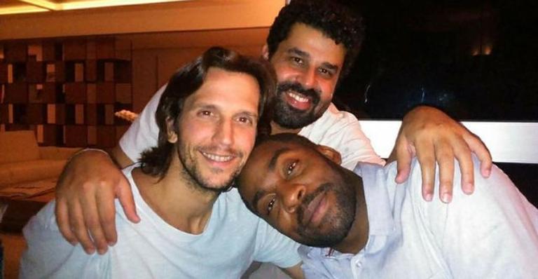 Lázaro Ramos posa com amigos queridos: ”Irmãos que a vida me deu”