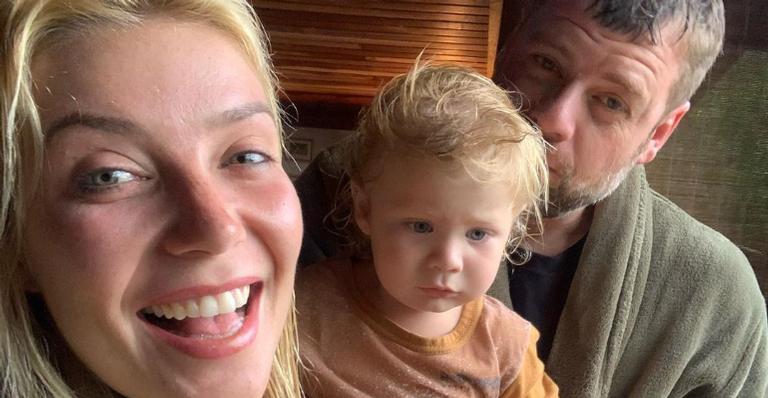 Luiza Possi derrete a web ao posar coladinha a família: ”Lindos e abençoados”