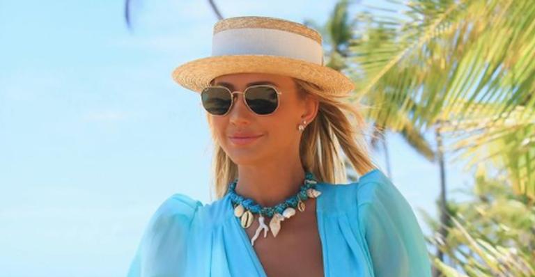 Luxo! Ana Paula Siebert investe em maiô grifado e é elogiada