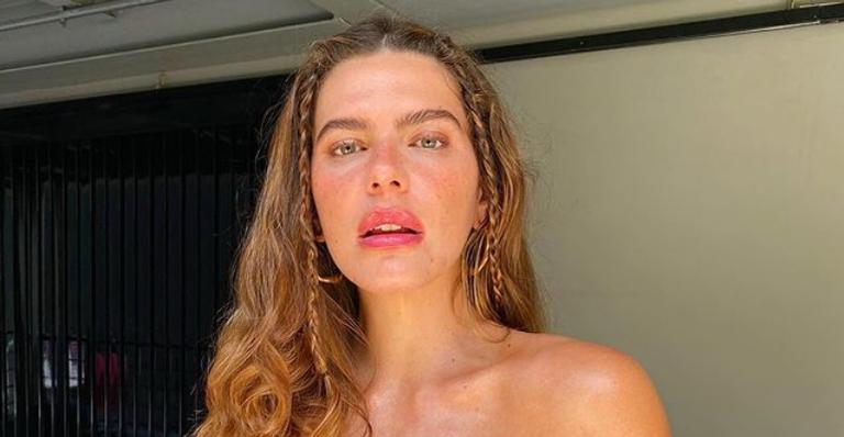Mariana Goldfarb posa em meio à natureza e arranca suspiros dos fãs