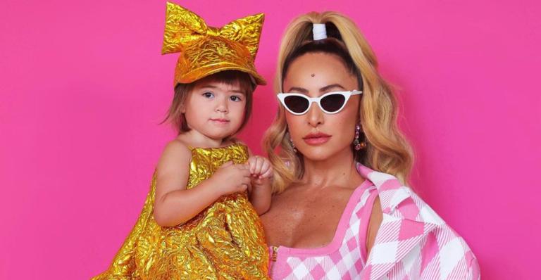 Sabrina Sato aproveita dia com Zoe em piscina de luxo e encanta web: ”Lindas”