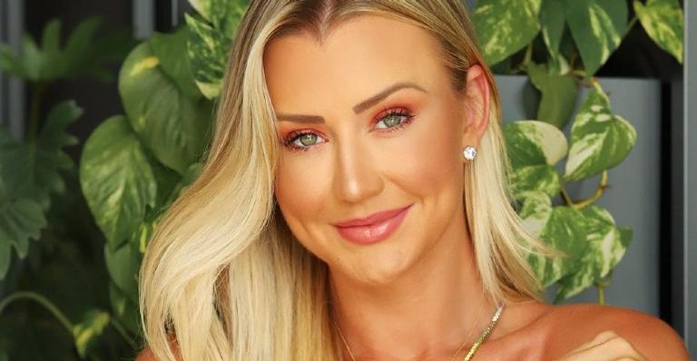 Ana Paula Siebert posa sorridente em praia na Bahia e arranca suspiros dos internautas